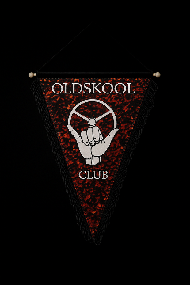 Oldskool Club Red Crack Pennant – Retro Truck Banner 23x29cm