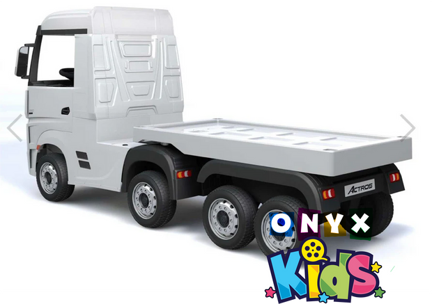 Complete the look! The Onyx Kids Mercedes-Style Ride-On Truck Trailer transforms your child’s ride into a full-size truck experience — perfect for hauling toys, fun, and imagination.